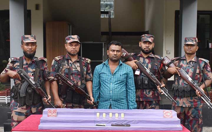 ভারতে পাচারের সময় ৫টি স্বর্ণের বারসহ  যশোরে একজনকে আটক করেছে বিজিবি